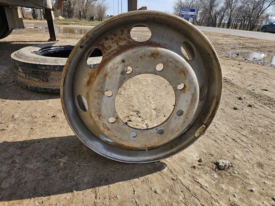 Продам диски  8 болтовый  безкамерка