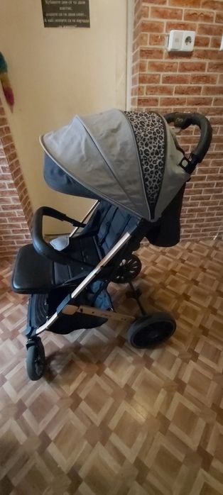 Продавам количка MOMI Estelle Dacar възраст 6+ до 22кг.Много запазена