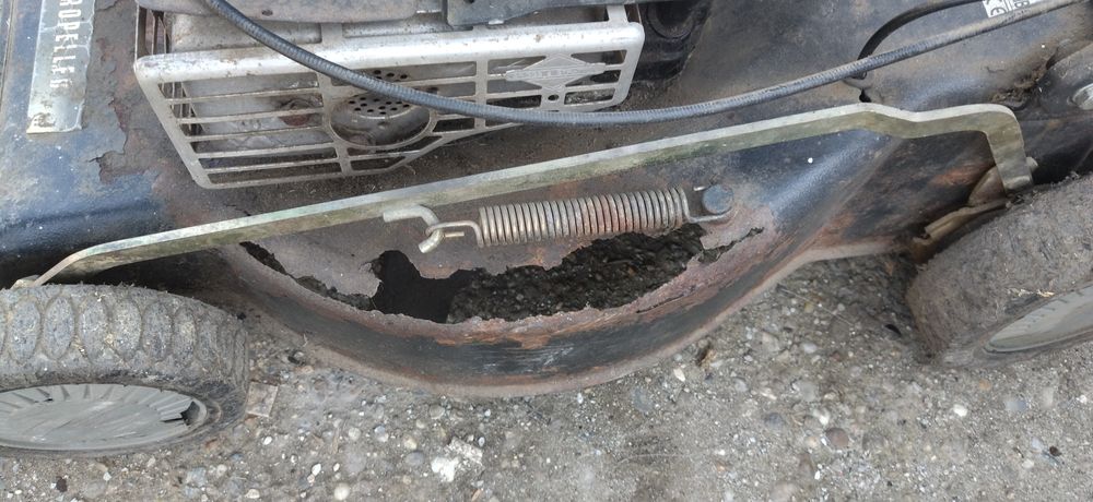 Продавам бензинова самоходна косачка идвигател