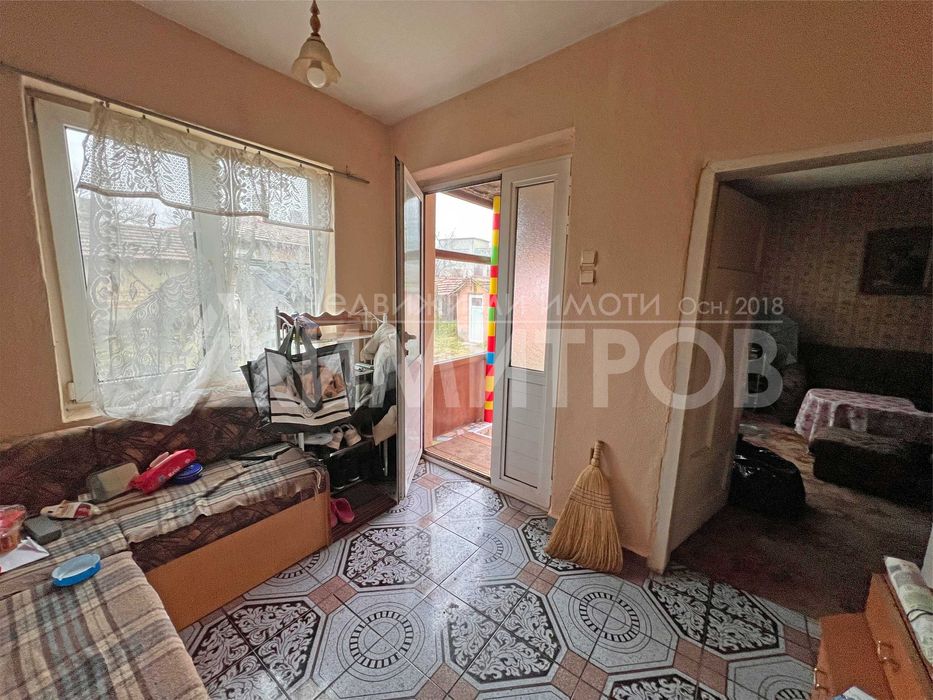 Продава напълно самостоятелна къща с двор в гр. Нови пазар в Добруджанския квартал на града.