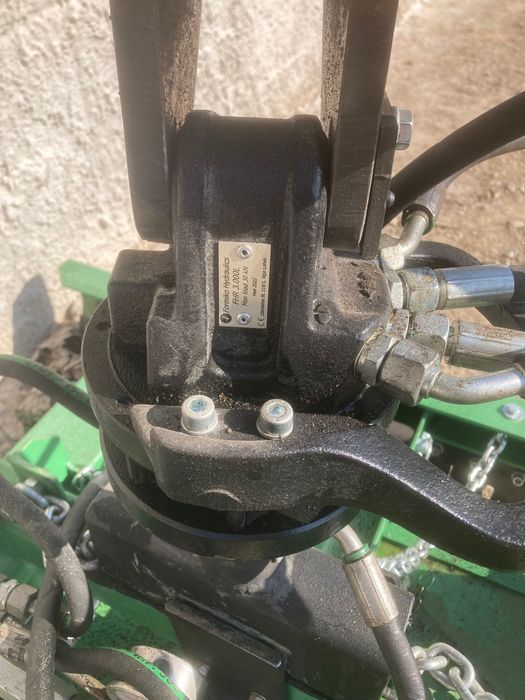 Atașament hidraulic pentru montarea pavajelor