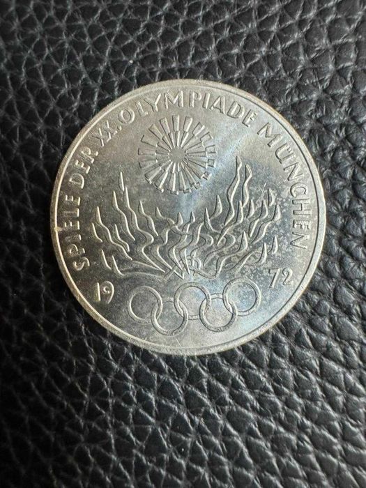 Серебряная монета и Советские юбилейные рубли.