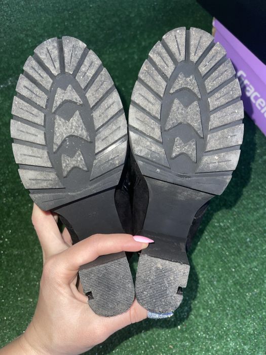 Велурени боти с капси