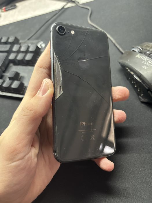 Продам iPhone 8