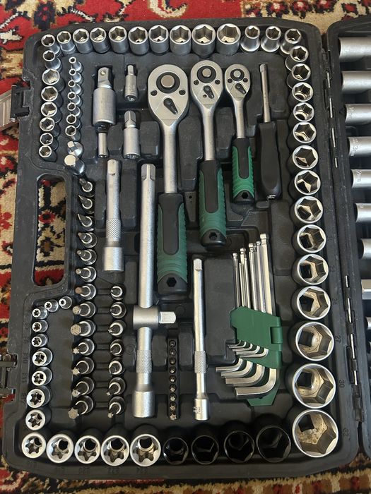 Продается набор инструментов ключей