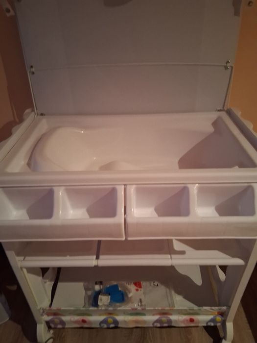 Masa de infasat cu cadita