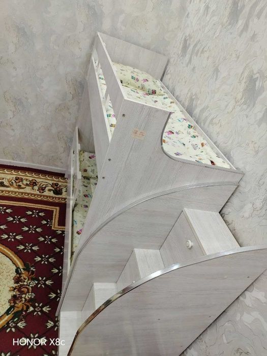 Bolalar uchun ikki qavatli karavot