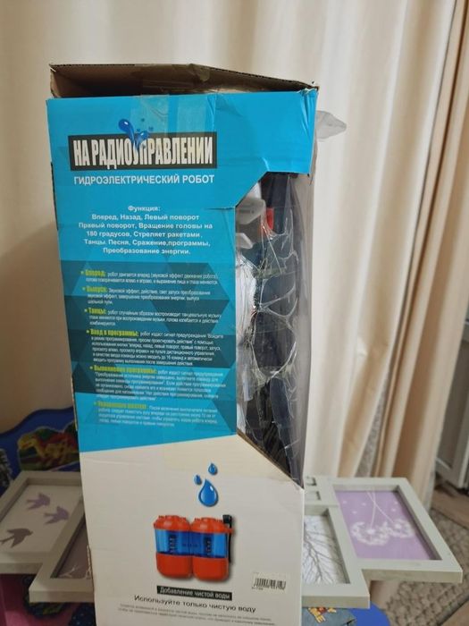 Большой гиброробот на управлении