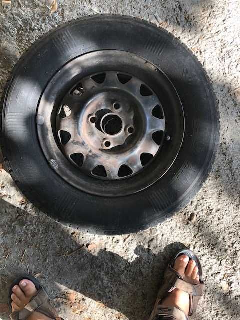 Евтини гуми с джанти 13 цола.  2 бр. от 2004 и 2 бр. от 2017 год.