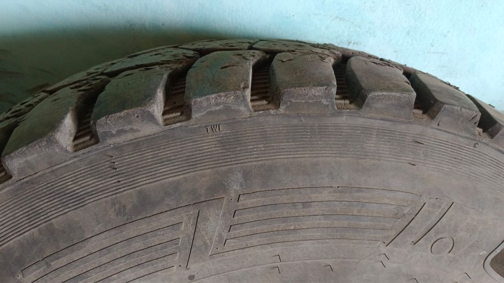 Продам шины с диском на шансиман грузовой и хова