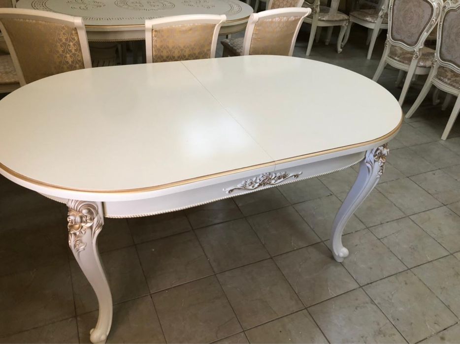 Обеденный стол со стульями