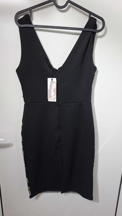 Ликвидация-Елегантна черна рокля с цветна бродерия – LIPSY London