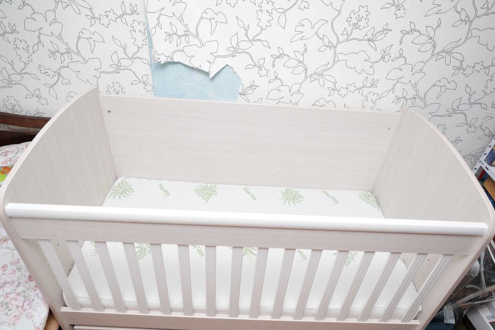 Стабилна дървена кошара (140х70) с люлеещ механизъм + матрак с кокос