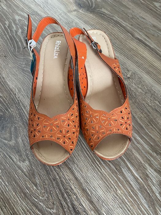 Продам босоножки 38 размер