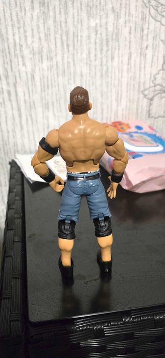 Продавам фигура на wwe