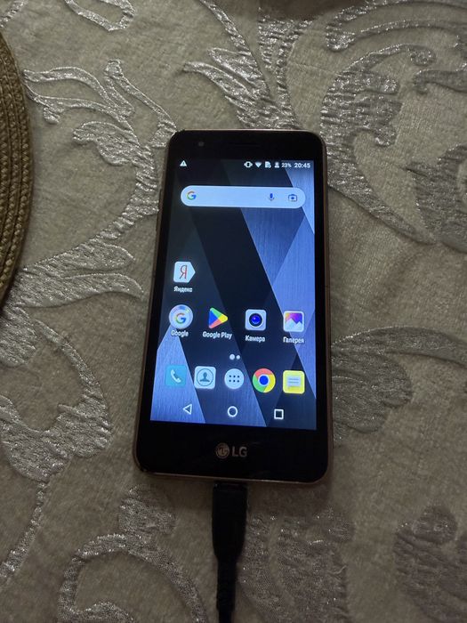 Телефон LG с зарядкой