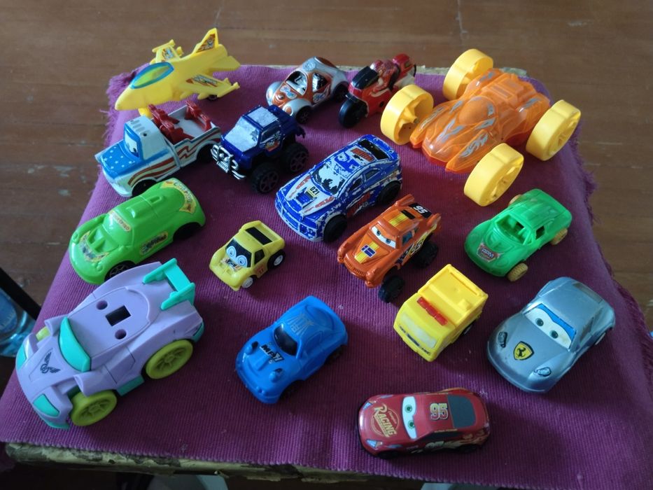 Пластмассовые детские машинки