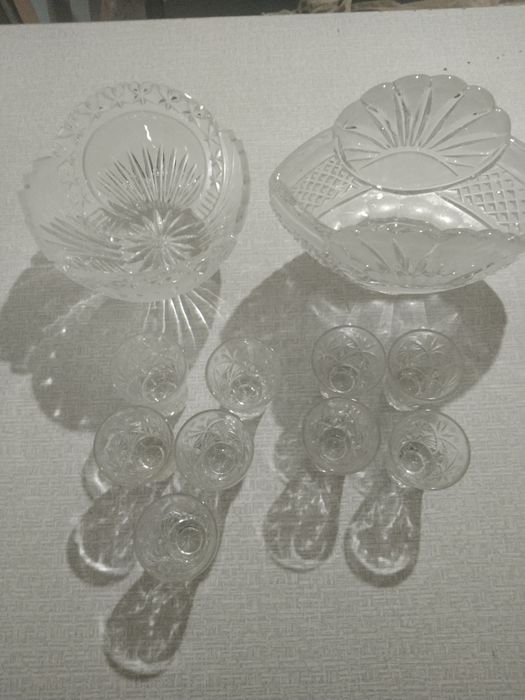 Вазы и рюмки хрустальные
