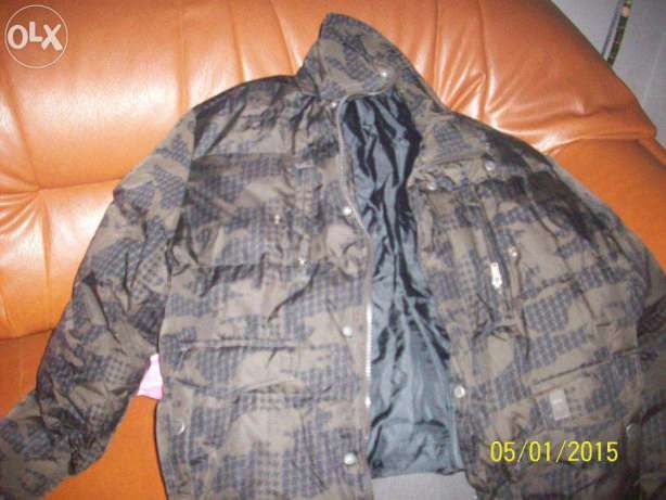 Vand geaca groasa de iarna fashion produs de calitate,noua.mar.L