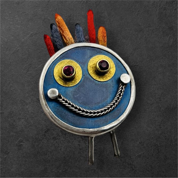 Сребърна брошка с 22к злато и рубини