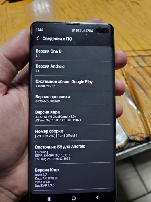 Продам телефон Самсунг s10+