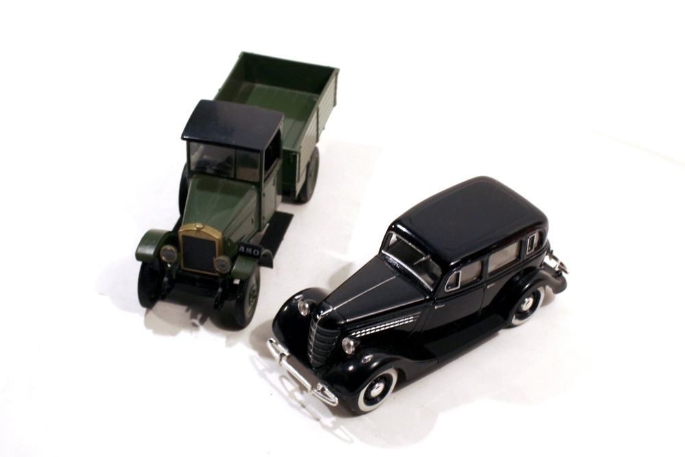 2 игрушечные машины: Первые машини вып-шиеся в СССР. Масштаб 1:43.