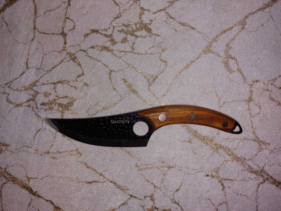 Удобни за работа брадви и копачи ,елегантен нож