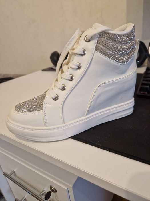 Белые сникерсы с камнями