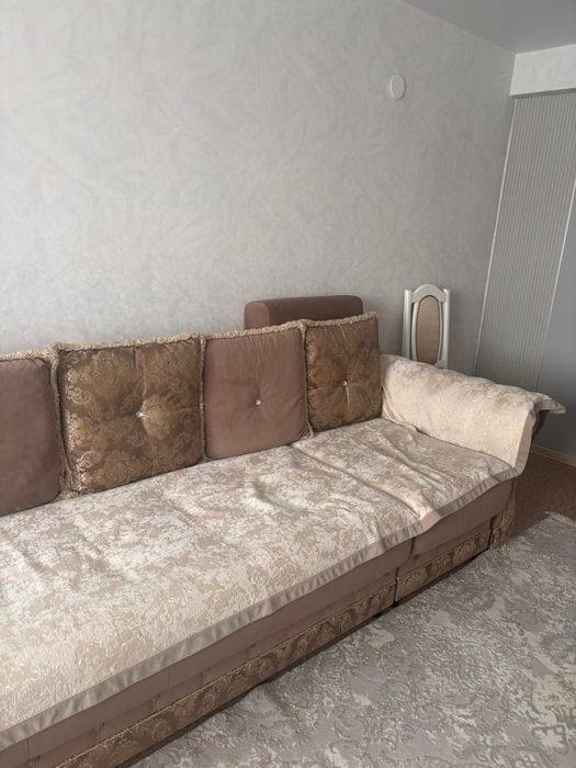 Диван б/у,цвет коричневый