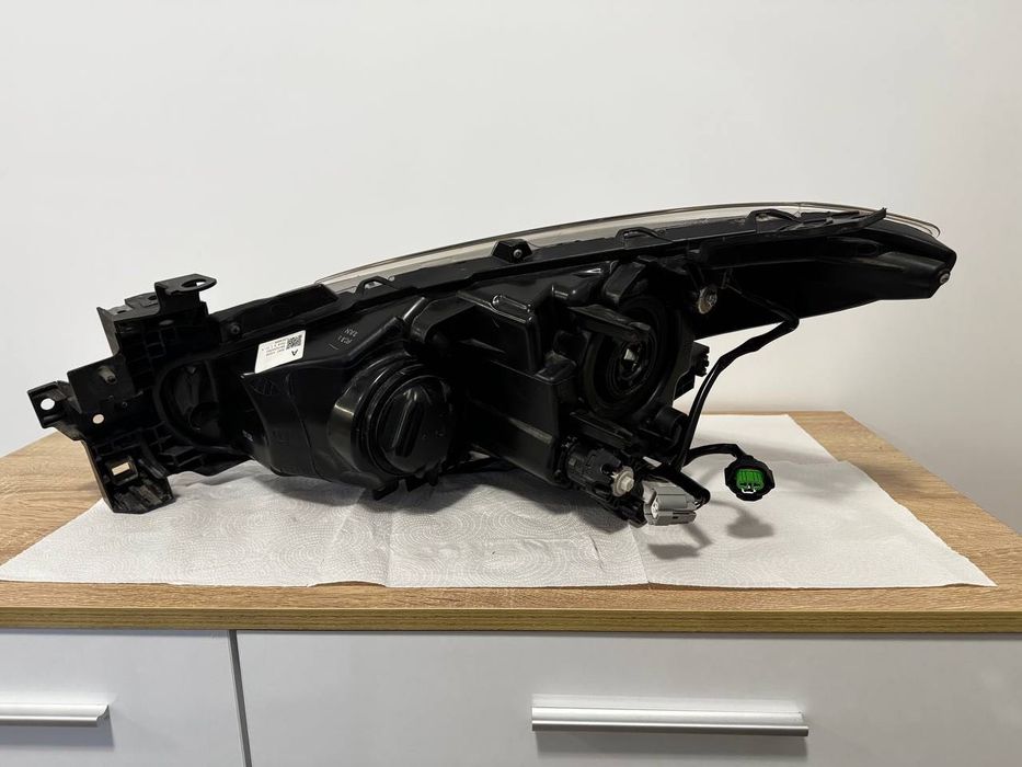 Десен халогенен оригинален фар за Mazda 3 BM 2015.