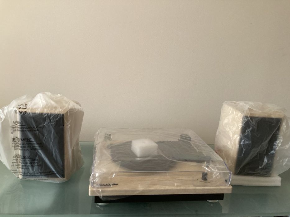 Нов грамофон Crosley Brio с колонки