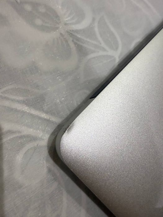 Macbook air sotiladi