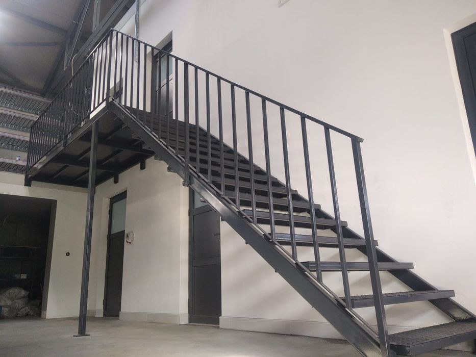 Scară metalică interioară sau exterioară