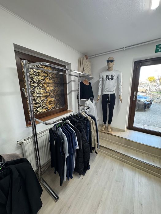 Vând mobilier complet pentru magazin de haine