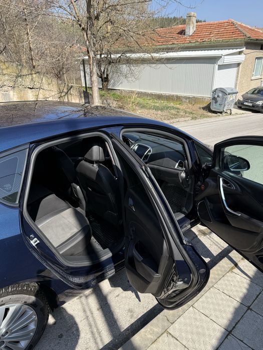 Продавам Опел Астра J