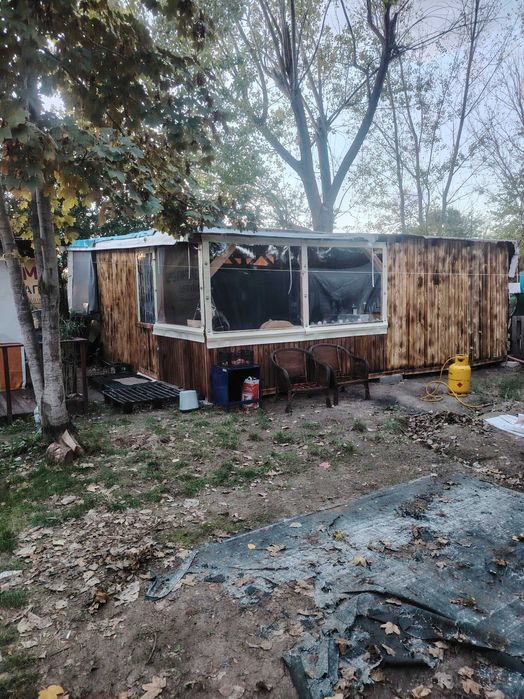Продавам стационарна каравана. на къмпинг,, Смокиня,,