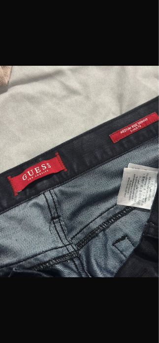 дженсы фирма Guess