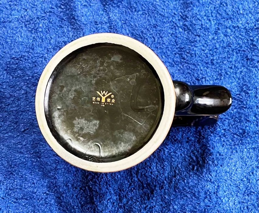 halba cu toarta din material ceramic cu modele grecesti