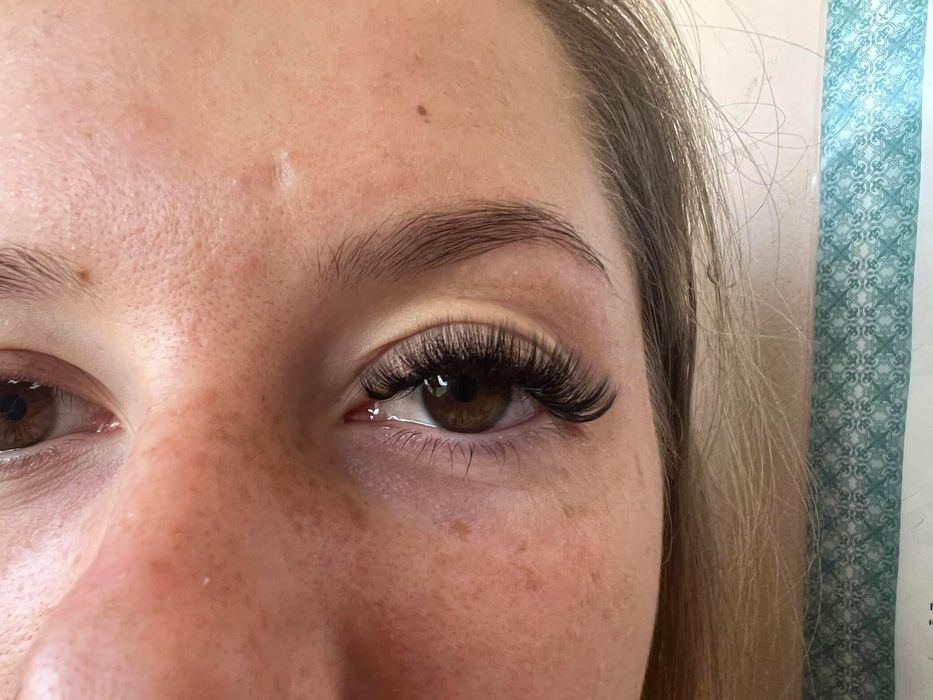 Поставяне на мигли