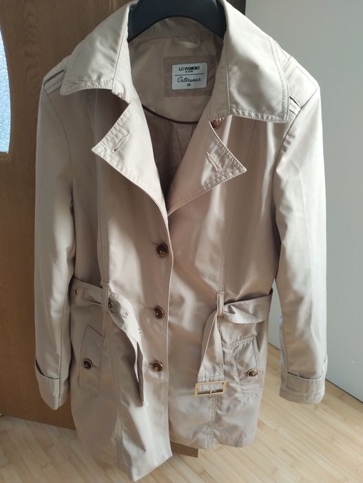 Trenci foarte bine intretinut ,este aproape nou purtat de 2 ori .