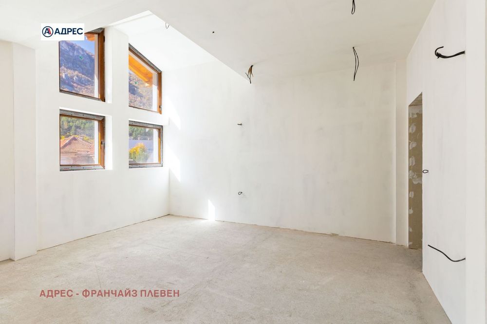 Продава се Тристаен апартамент в Враца, Център - 100 кв.м за 1450 €/кв.м - Снимка #1