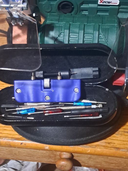 Сет за часовникари (в черната кутия със синия апарат):
​Син инструмент