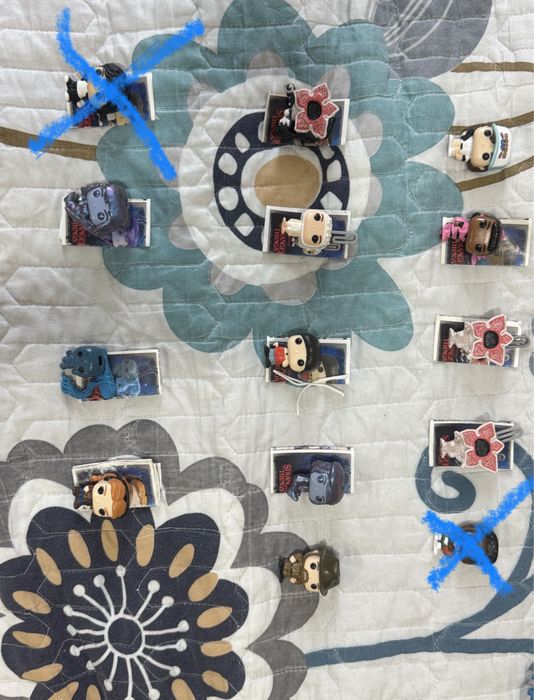 Фигурки очень странные дела