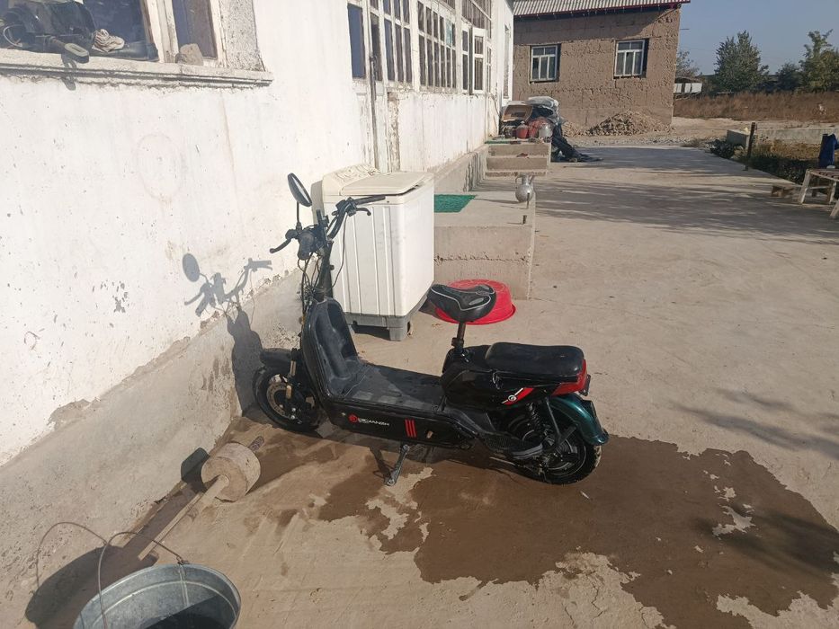 Skuter sotiladi 100$