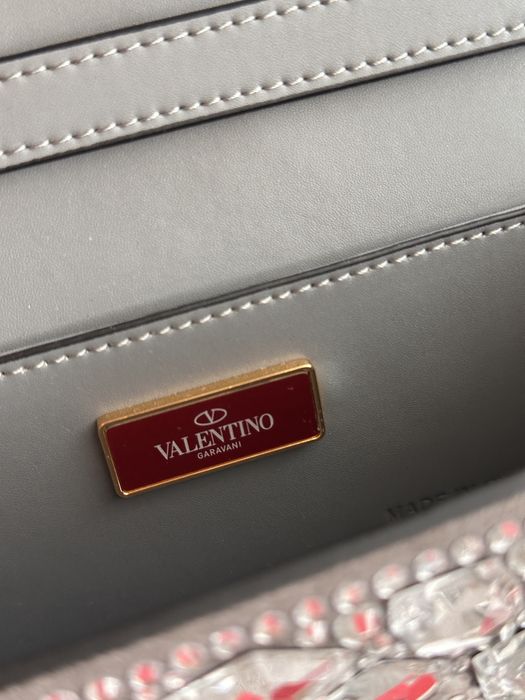 НЕВЕРОЯТНА! Чанта Valentino Garavani с диаманти и камъчета с дълга дръжка