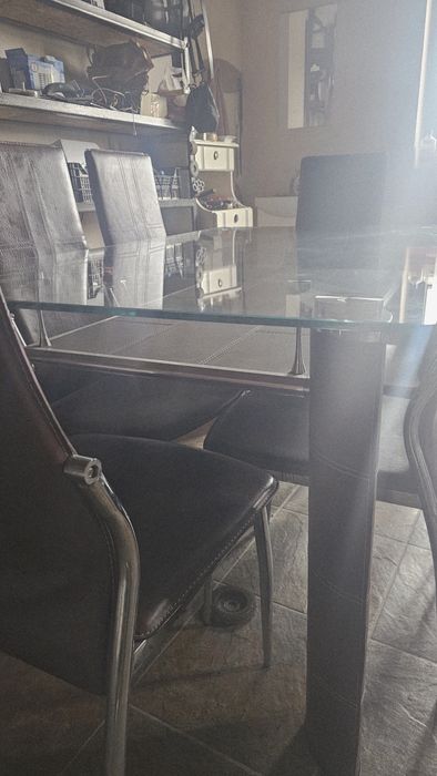 Vând   masa living  piele  cu  6 scaune