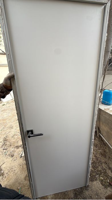 Продается дверь алюминивая