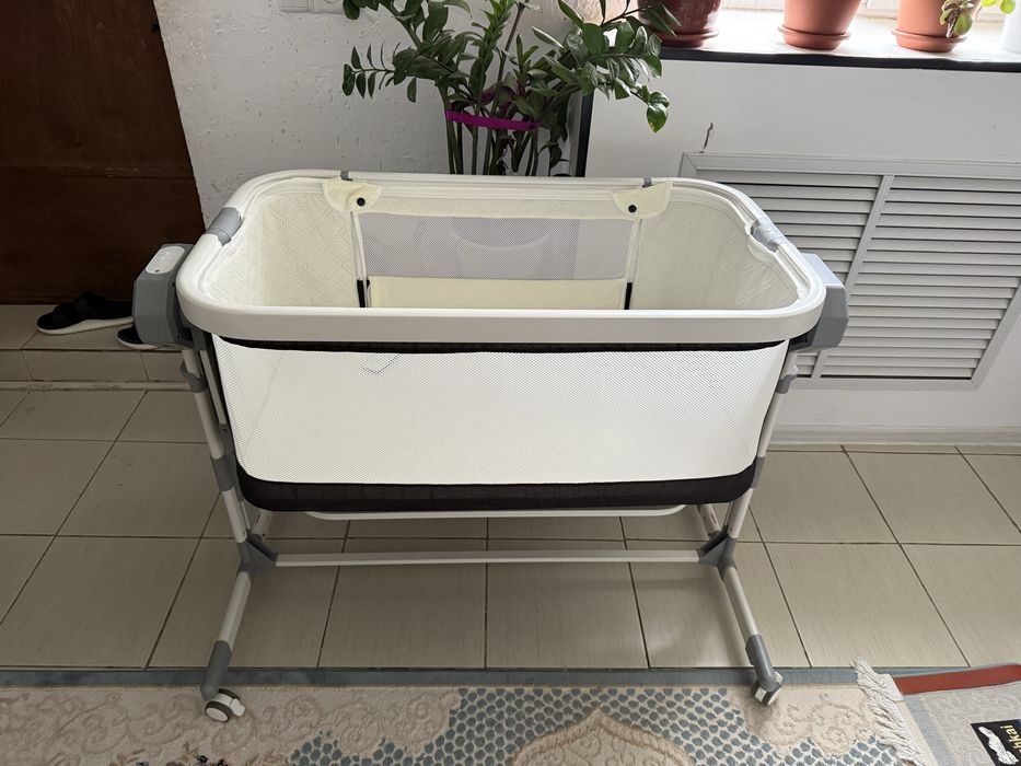 Детская кроватка автоматическая