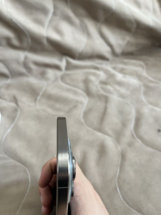 Apple iPhone 16 Pro - Natural Titanium