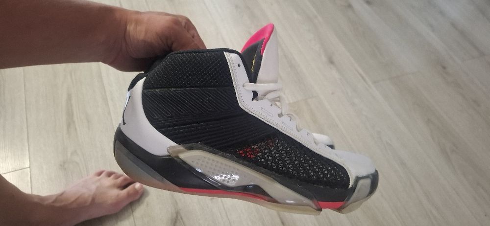 Vând adidasi Air Jordan